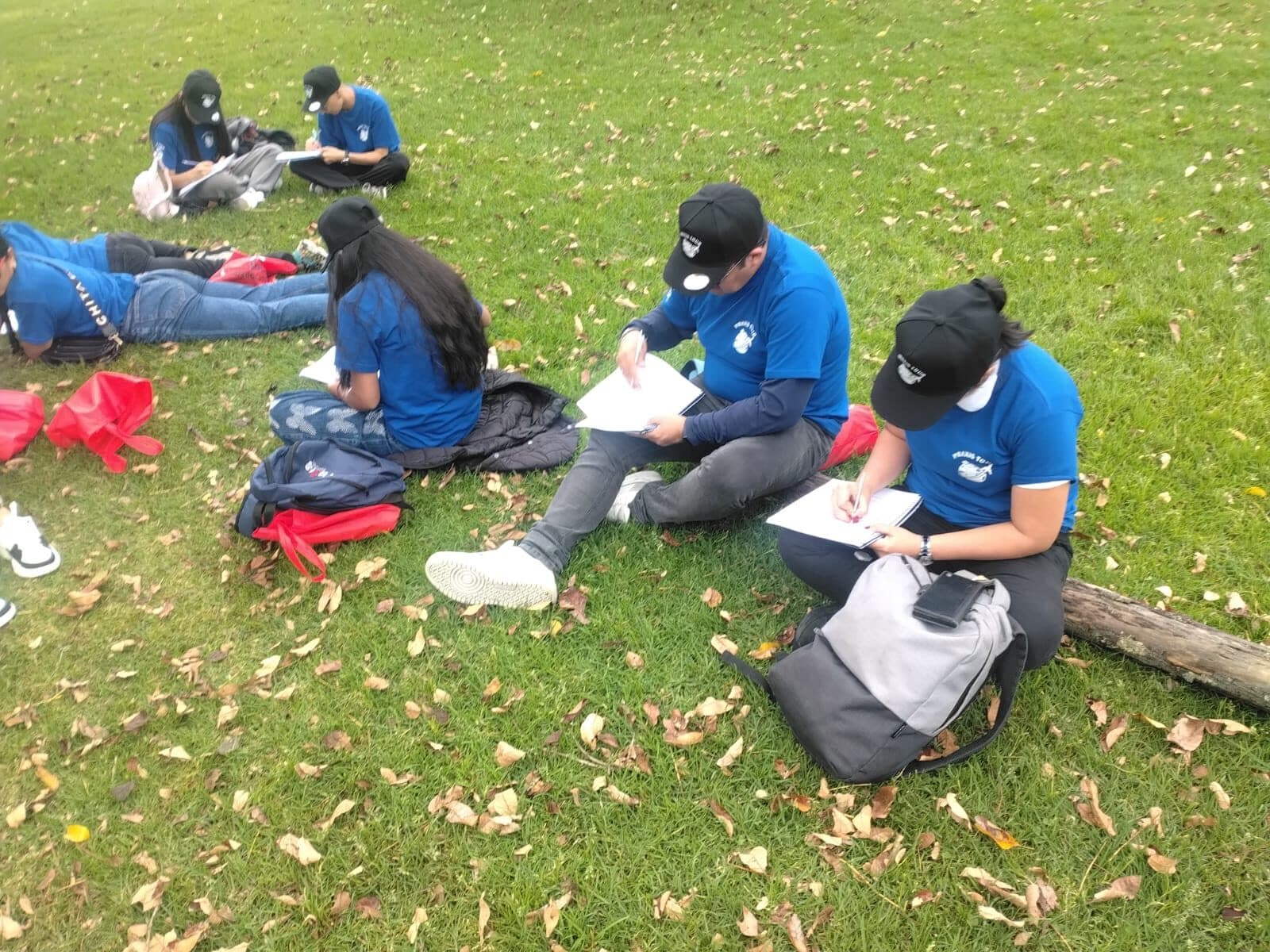 Clase de inglés al aire libre en el parque