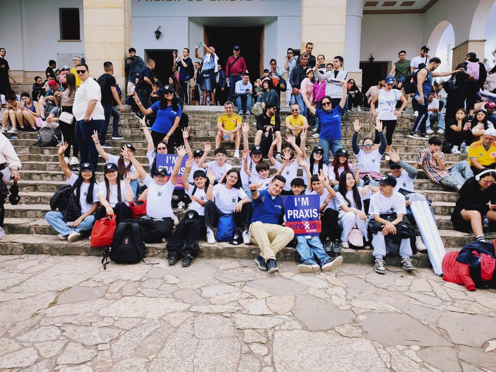 Grupo grande de estudiantes en una salida pedagógica de inglés